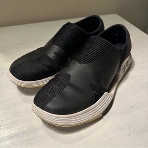 Undet Armour Black Sneakers